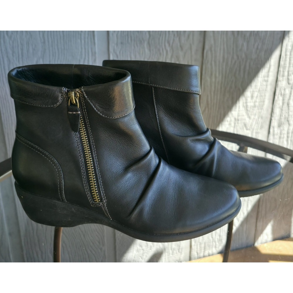 Clarks Rosely Zip Boots Black Leather Ruched Side Zip Wedge Ankle Booties Sz 8.5